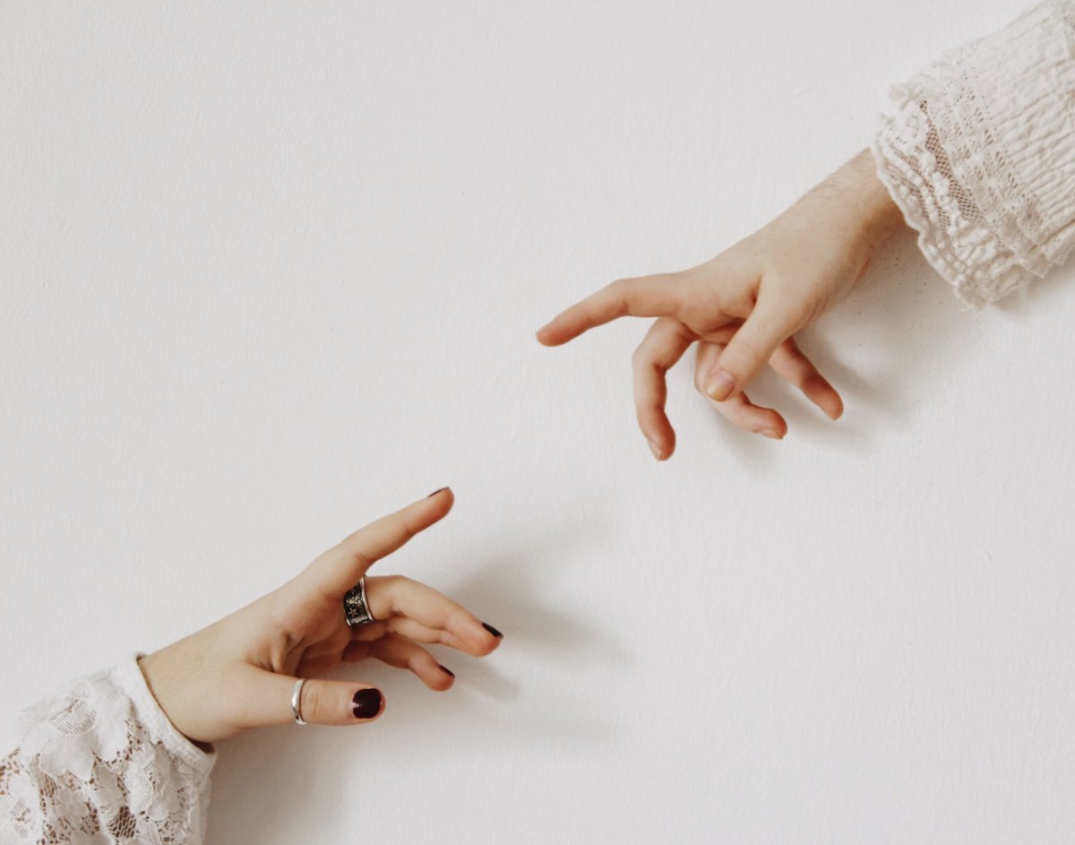 Рука держит цветок