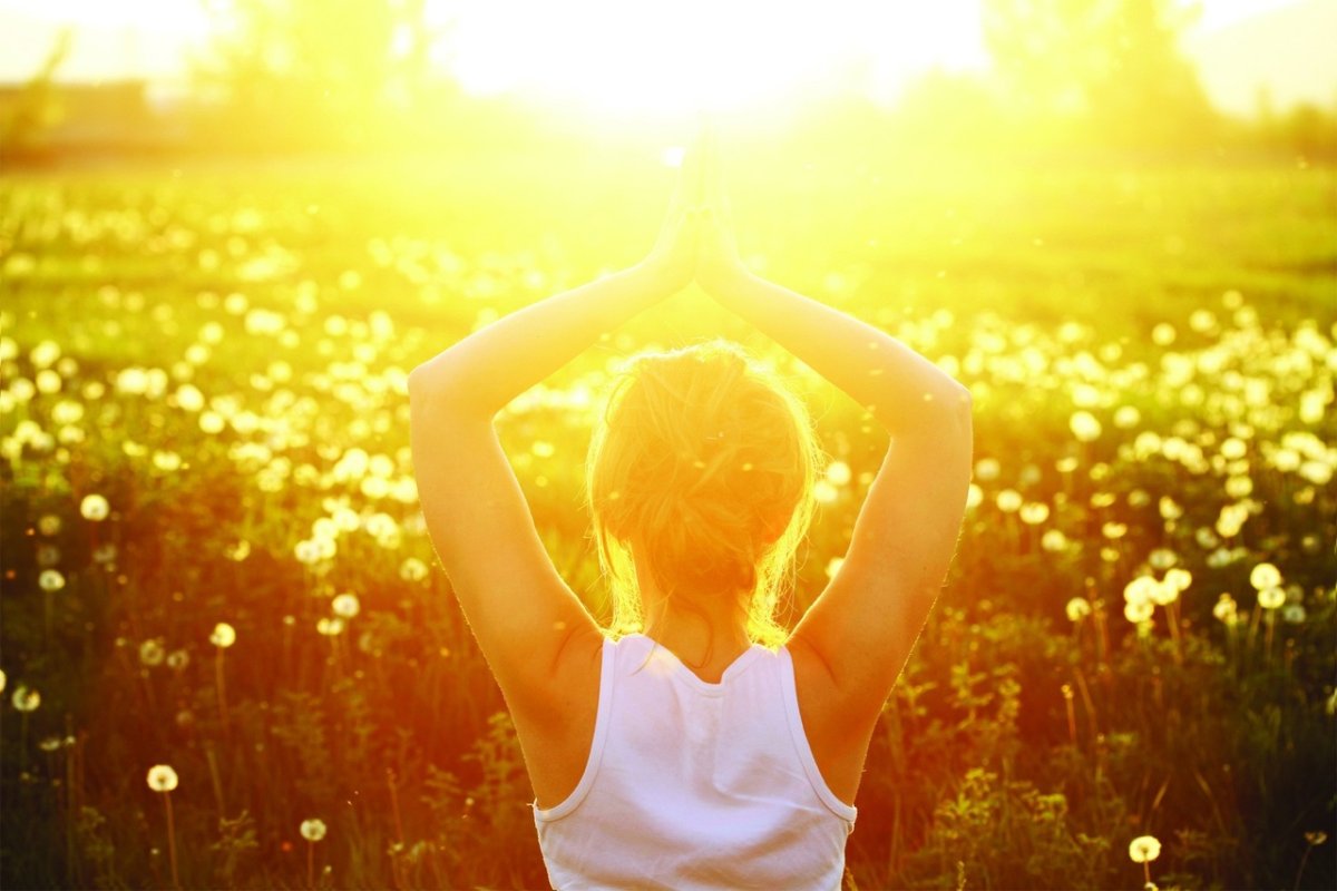 Девушка в солнечных лучах