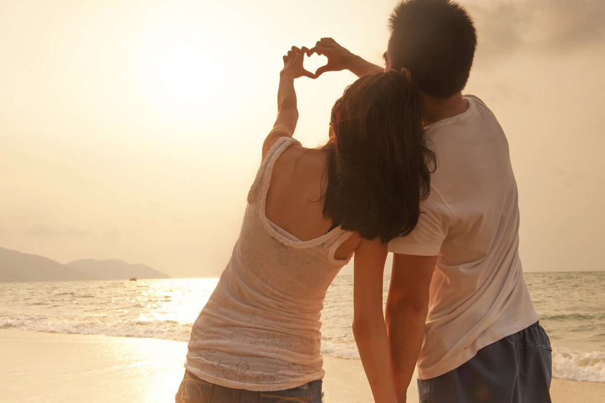 Два парня и девушка со спины