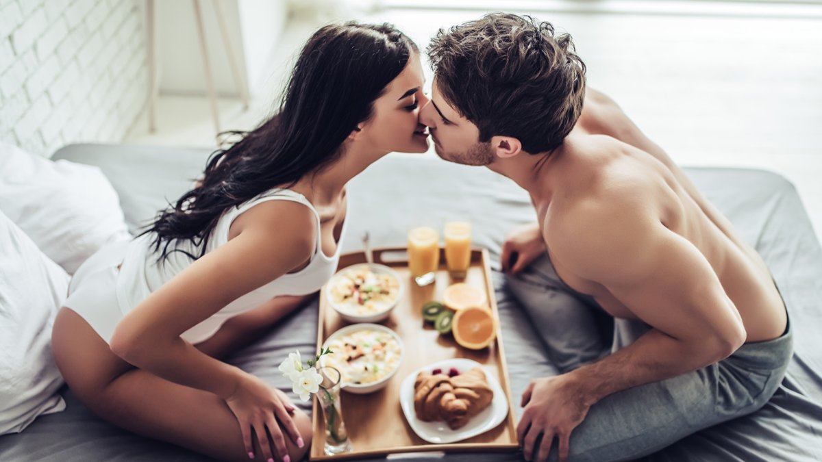 Блондинка с кофе