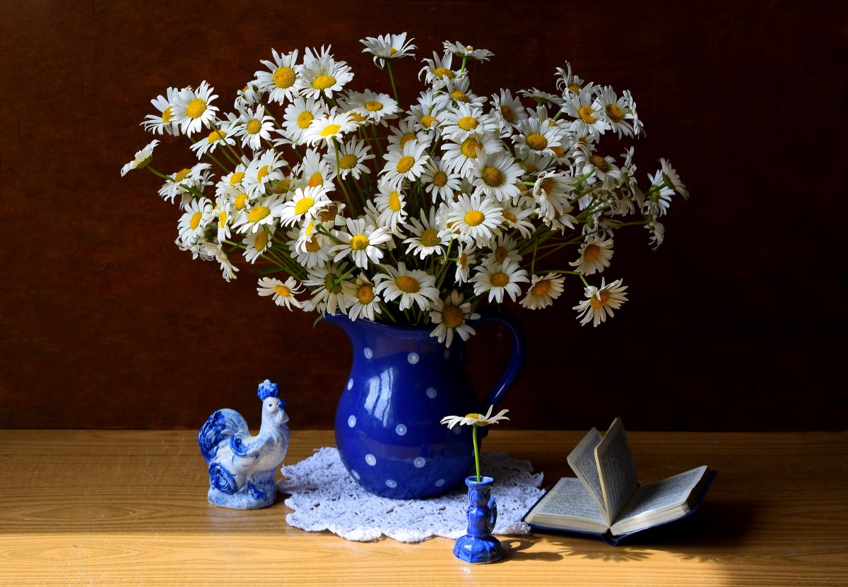 Букет ромашек в вазе на рабочем столе