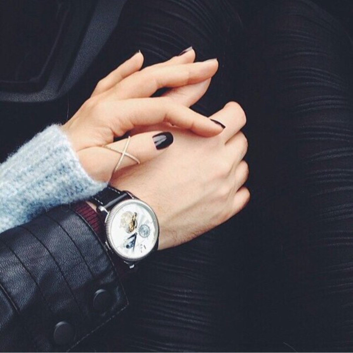 Женская рука в мужской руке