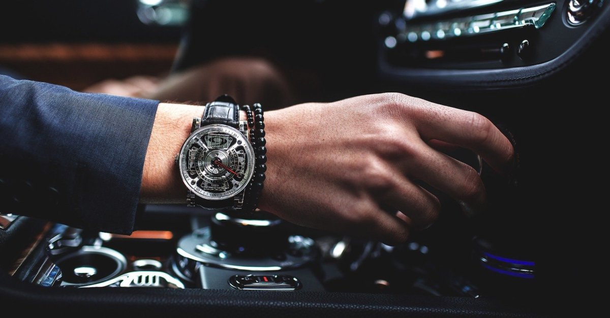 Мужские часы на руке