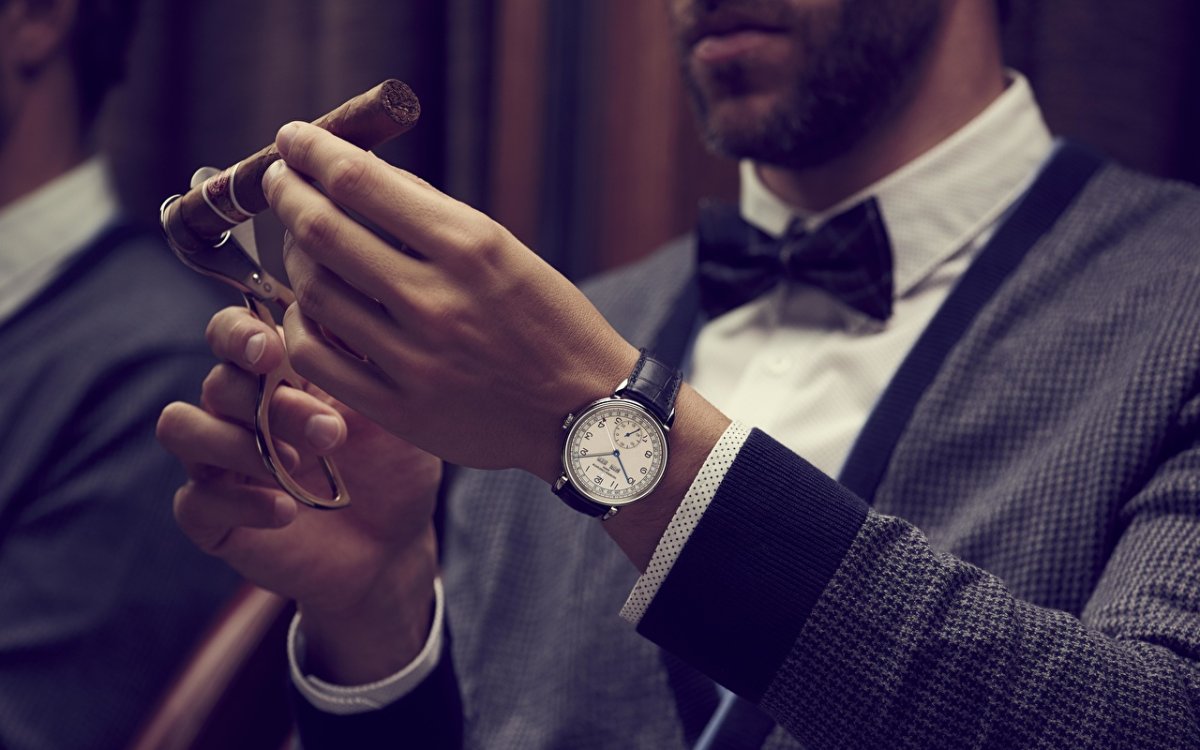 Мужская рука с часами
