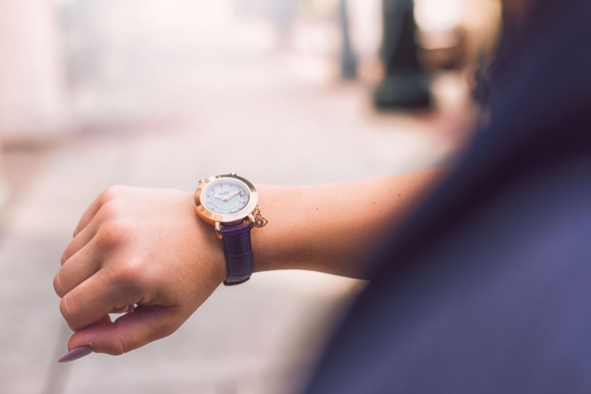 Рука с наручными часами