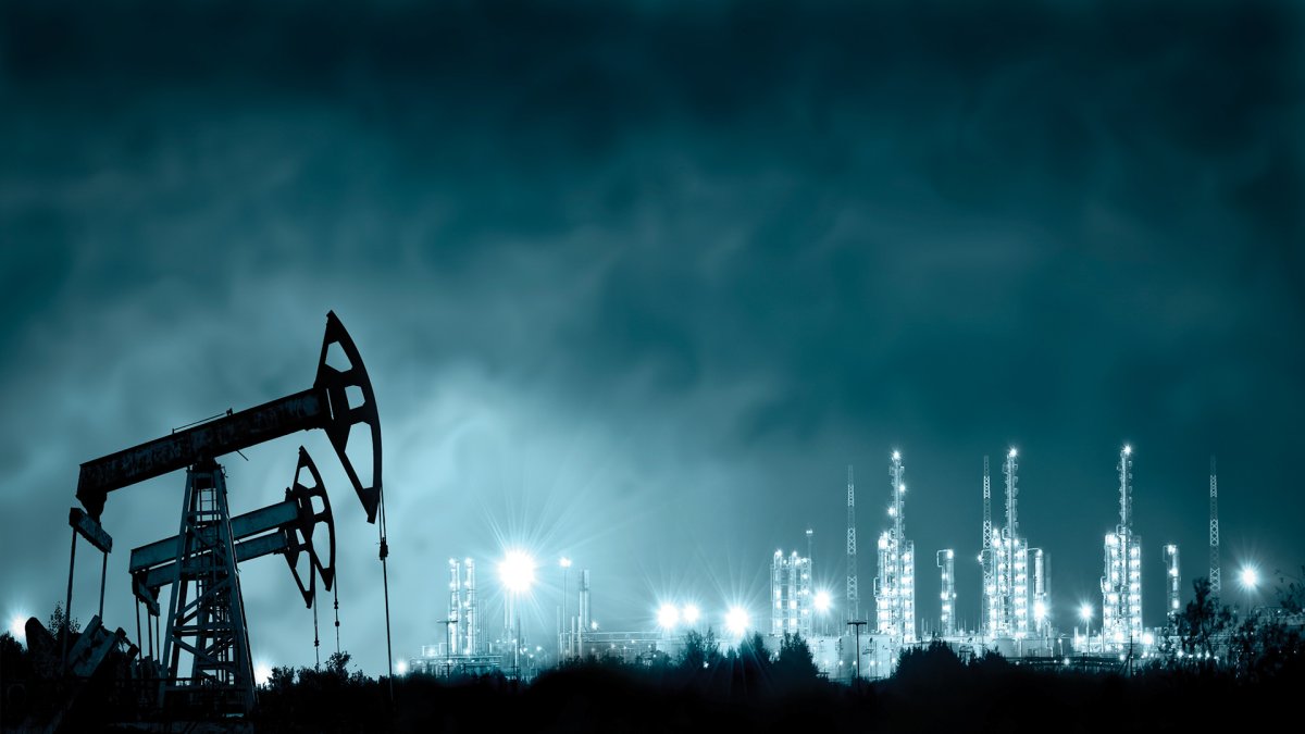 Нефтяники умываются нефтью