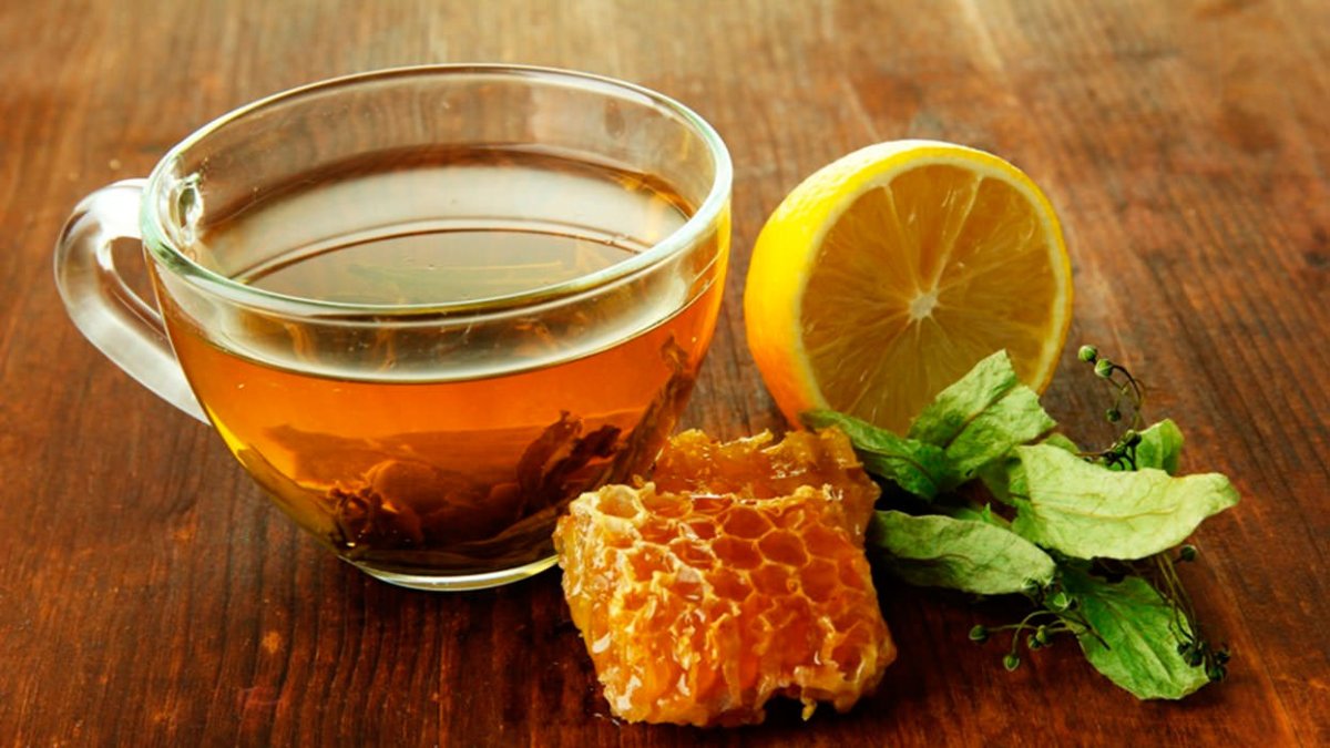 Мед с чаем