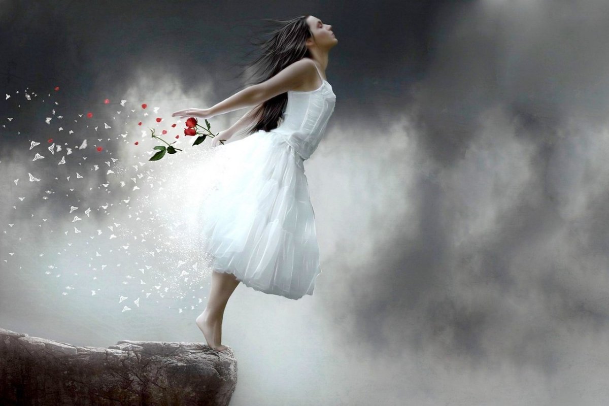 Девушка падает стобрыва