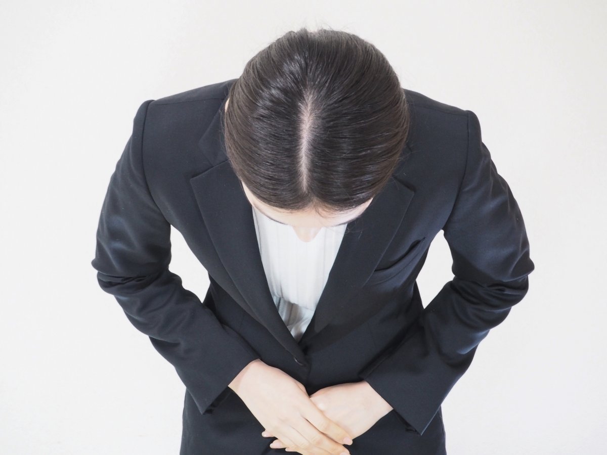 Девушка кланяется