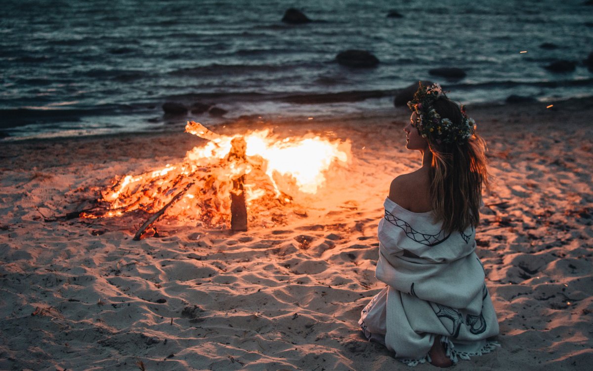 Девушка у костра