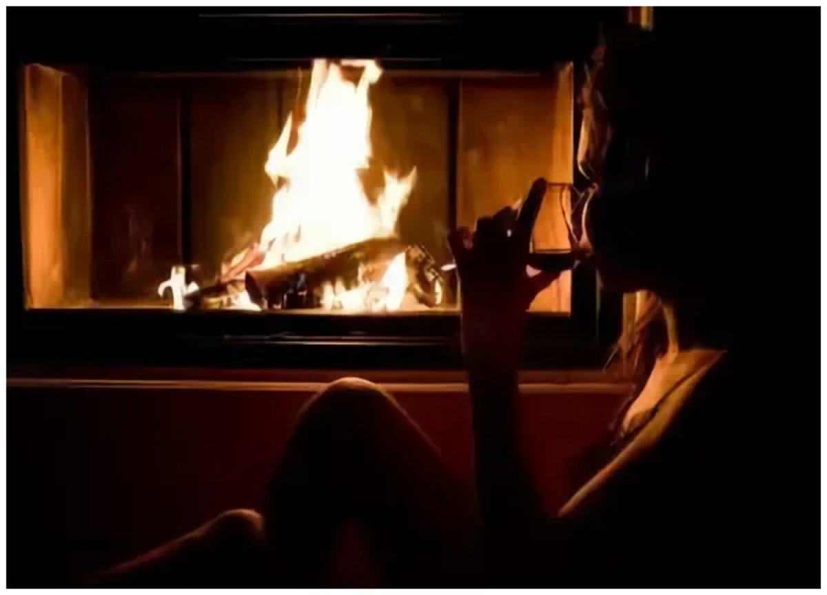 Девушка у камина