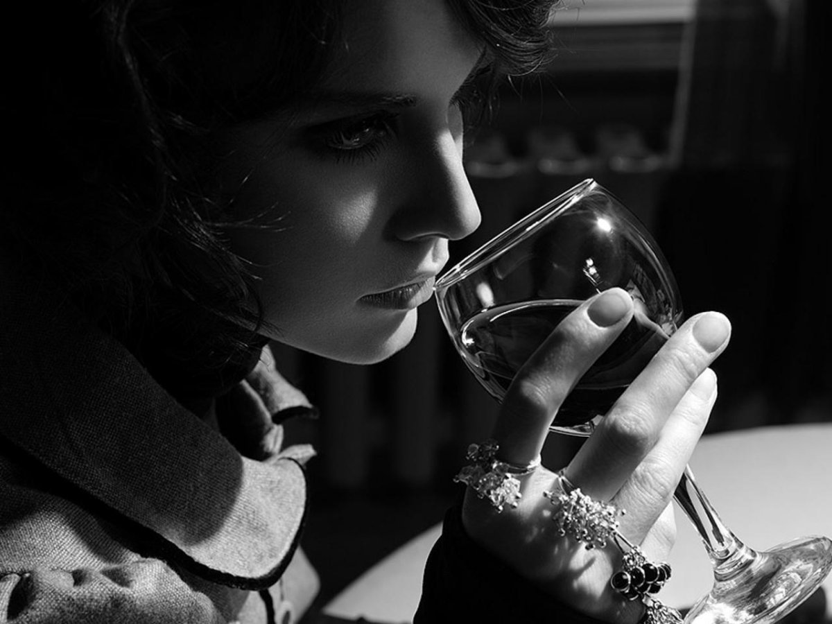 Девушка с бокалом вина