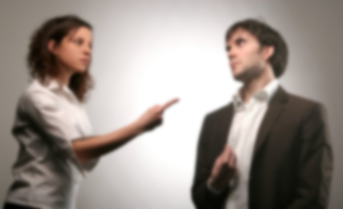 Девушка объясняет