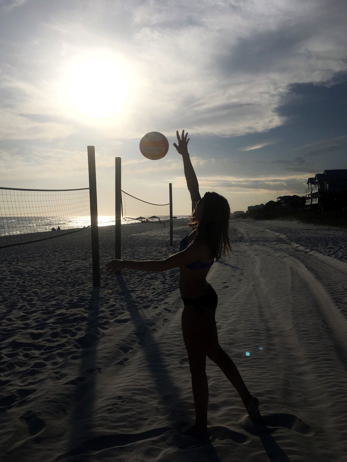 Девушка с мячом спиной