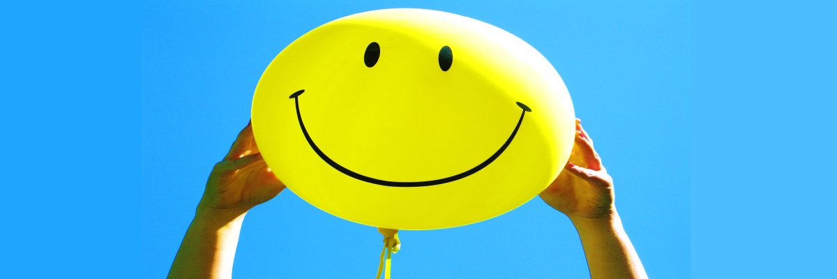 Девочка улыбается