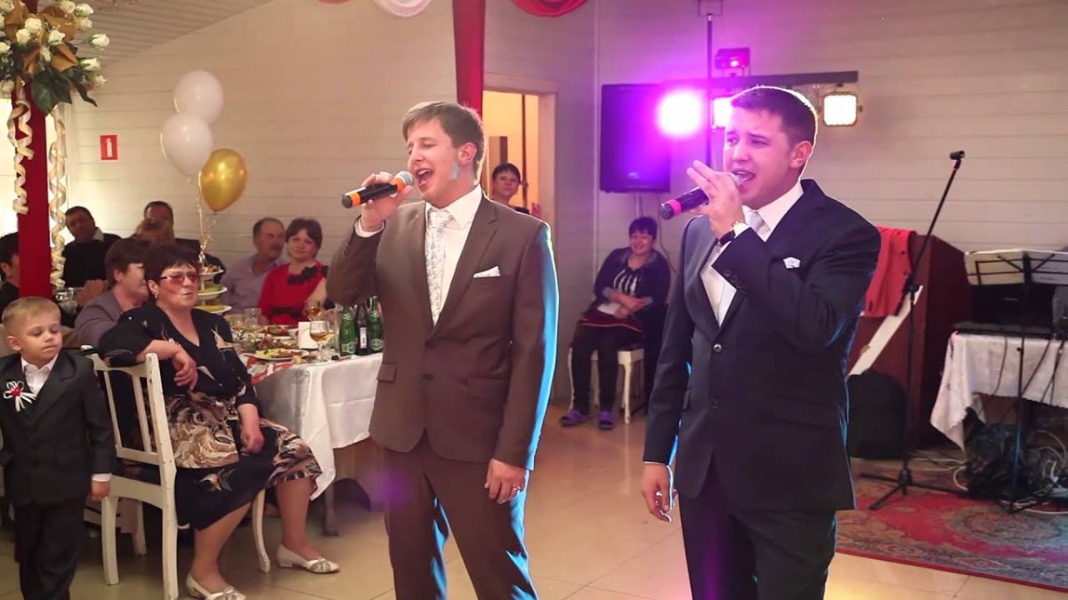 Два сына поют маме на свадьбе