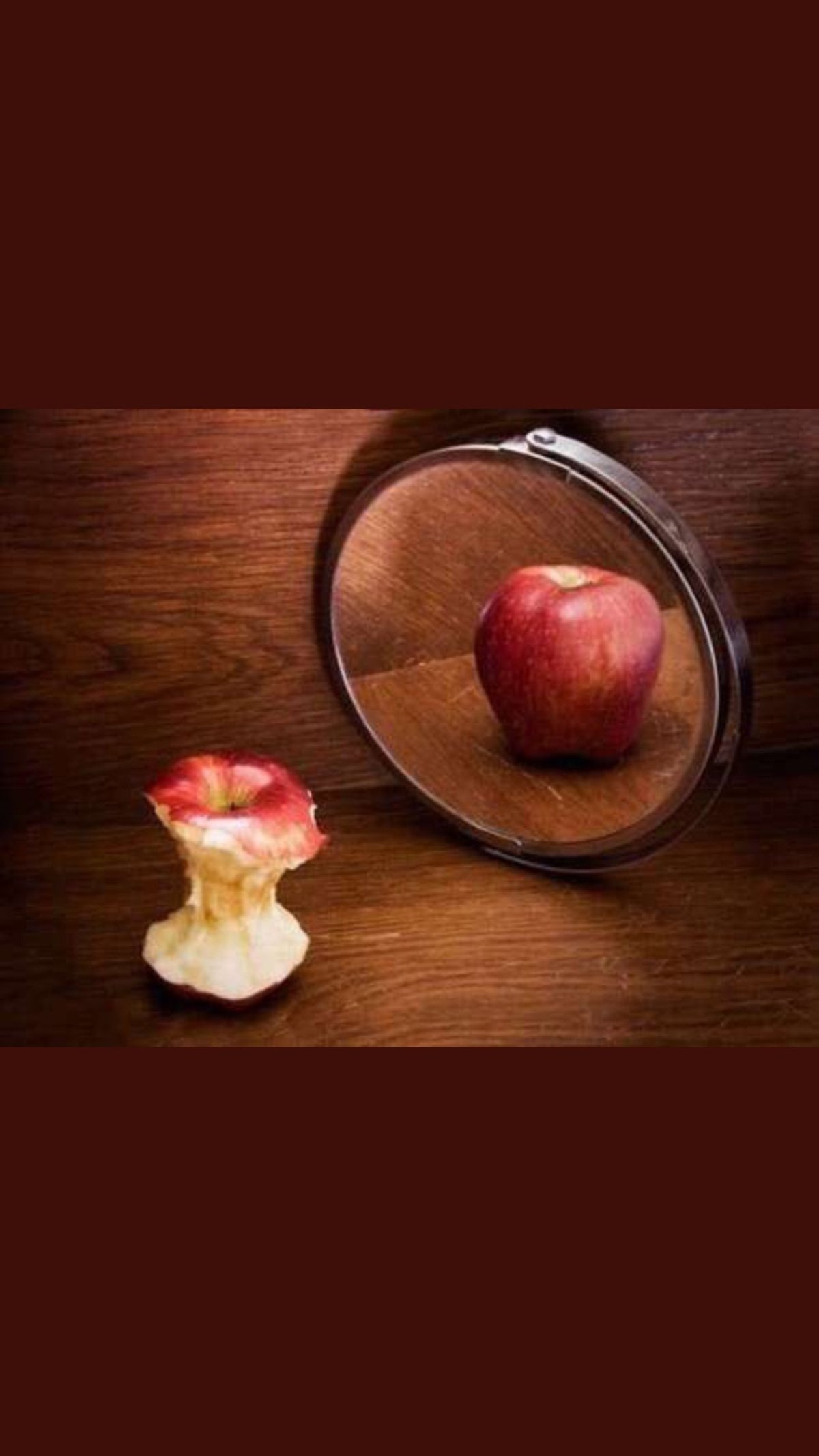 Красивое яблоко гнилое внутри