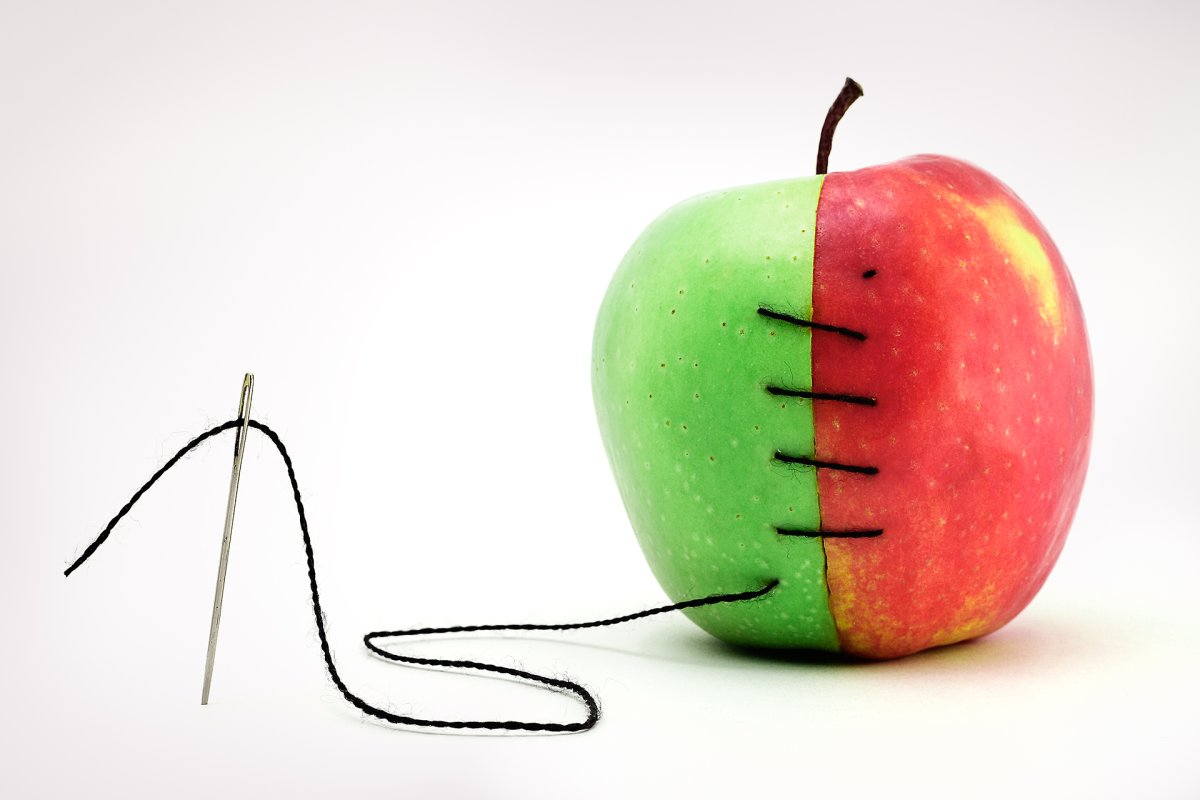 Две половины яблока
