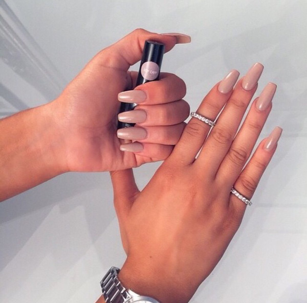 Маникюр разный на двух руках