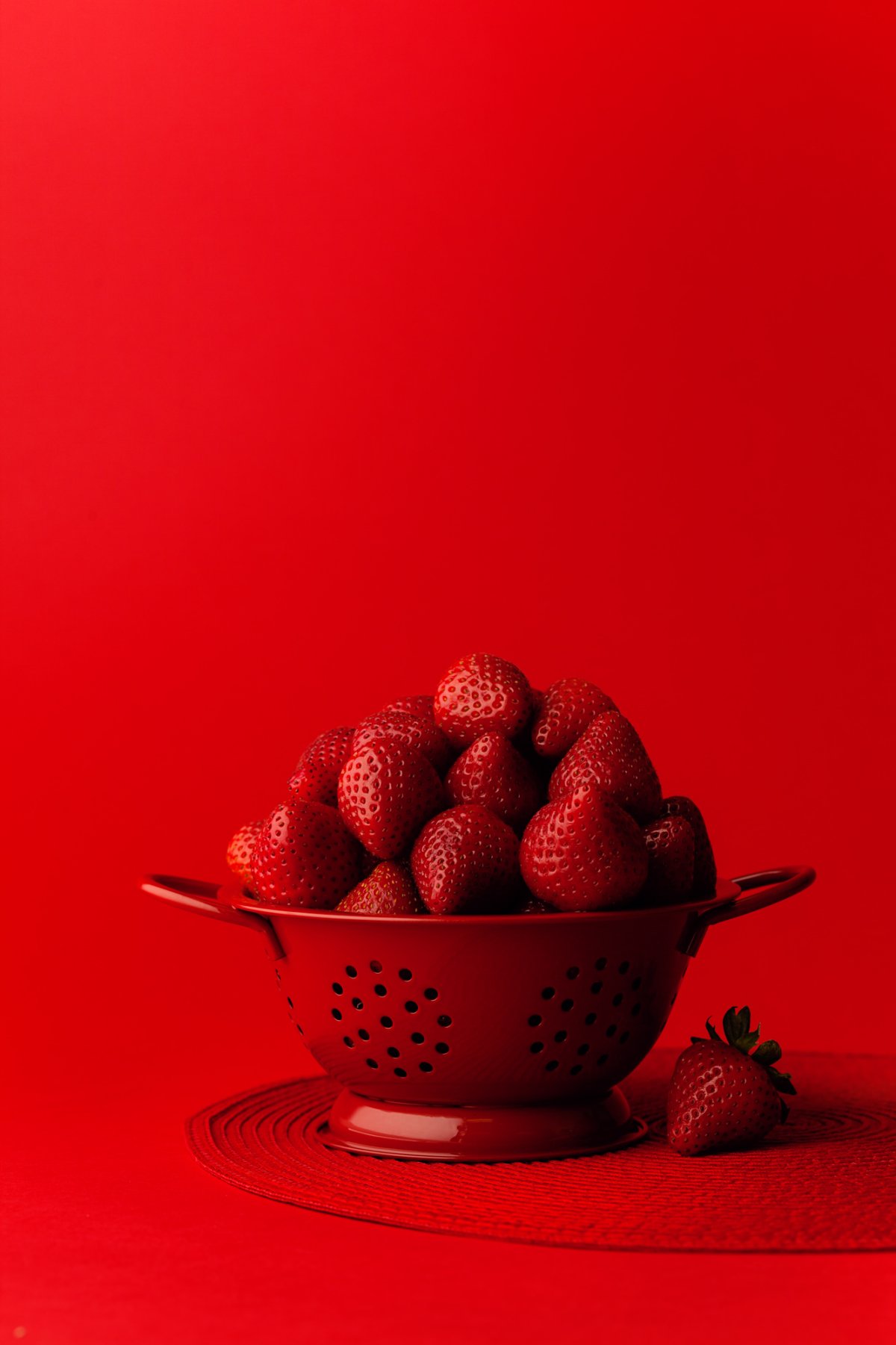 Клубника на Красном фоне