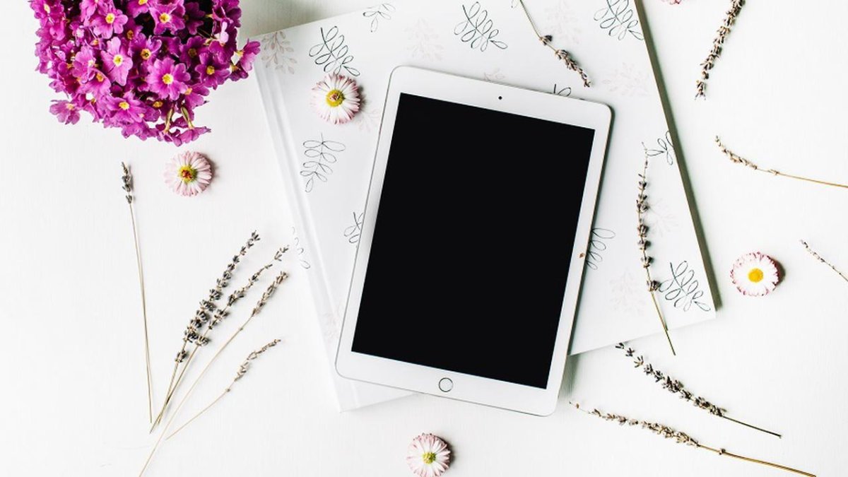 Планшет на столе вид сверху