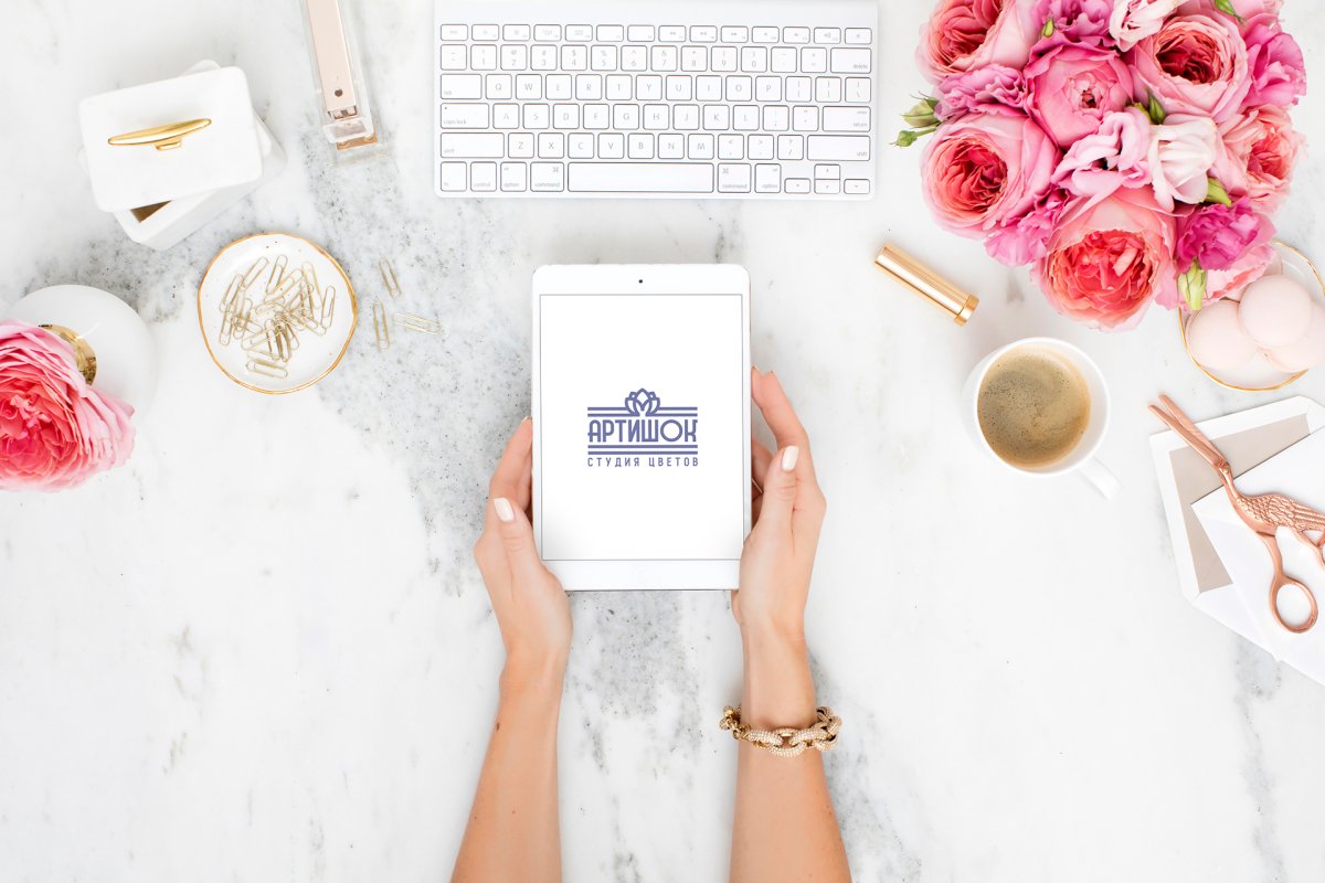 Мокап планшет с цветами