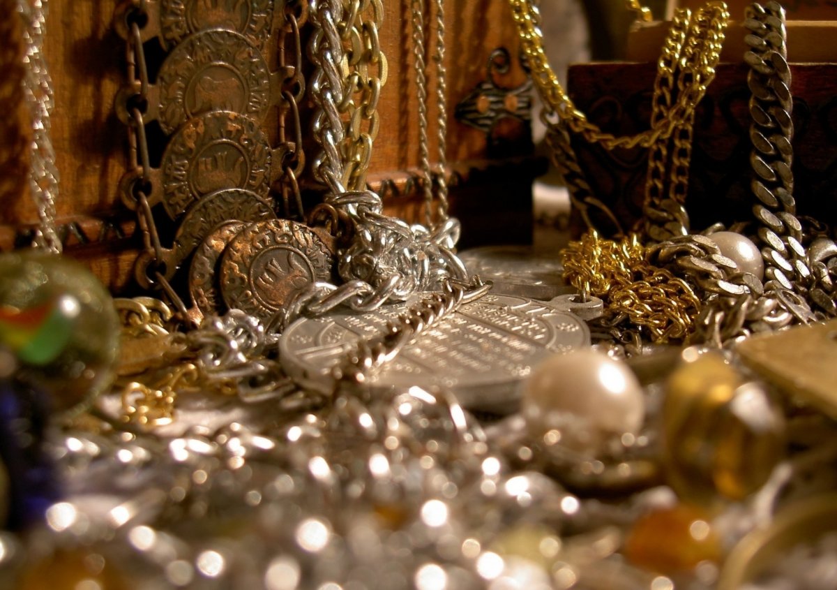 Драгоценности и предметы роскоши