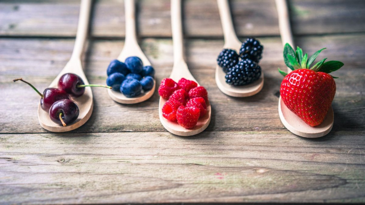 Ягоды на деревянном столе