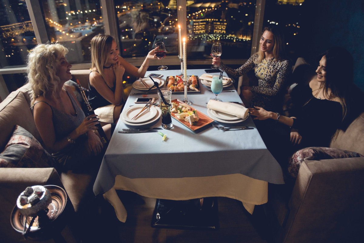 Подруги в ресторане