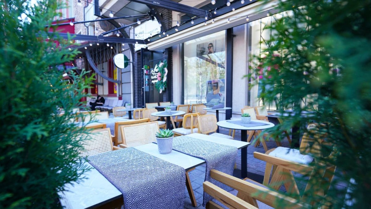 Молодежь в кафе