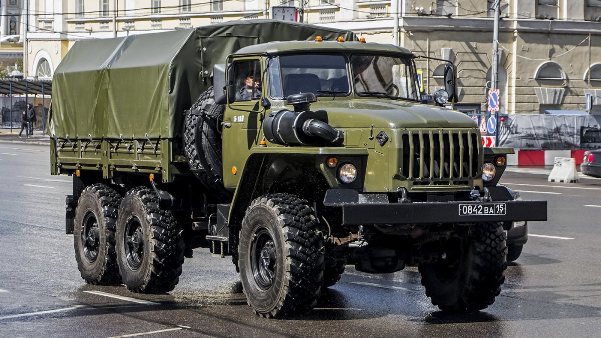 Военный тягач Урал 4320
