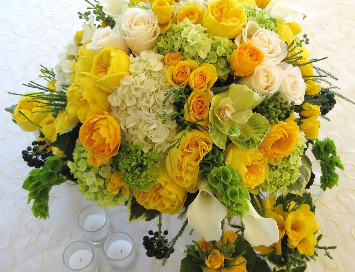 Розы желтые и чайные букет