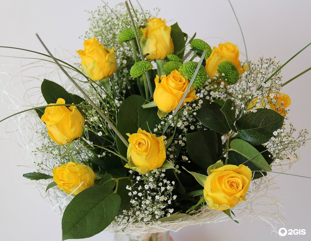 Корзинка с желтой хризантемой