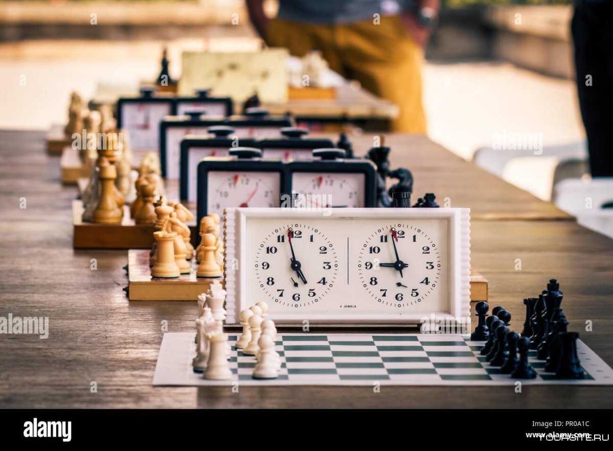 Шахматная доска и часы