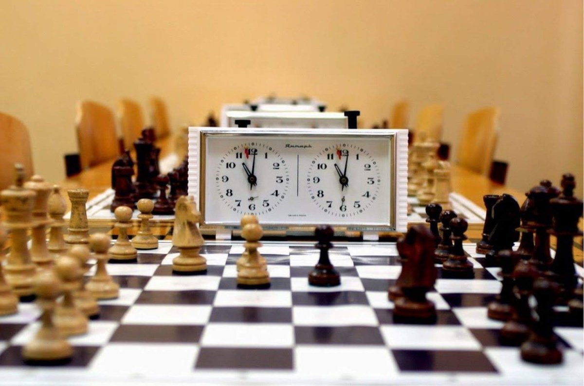 Шахматная доска и часы