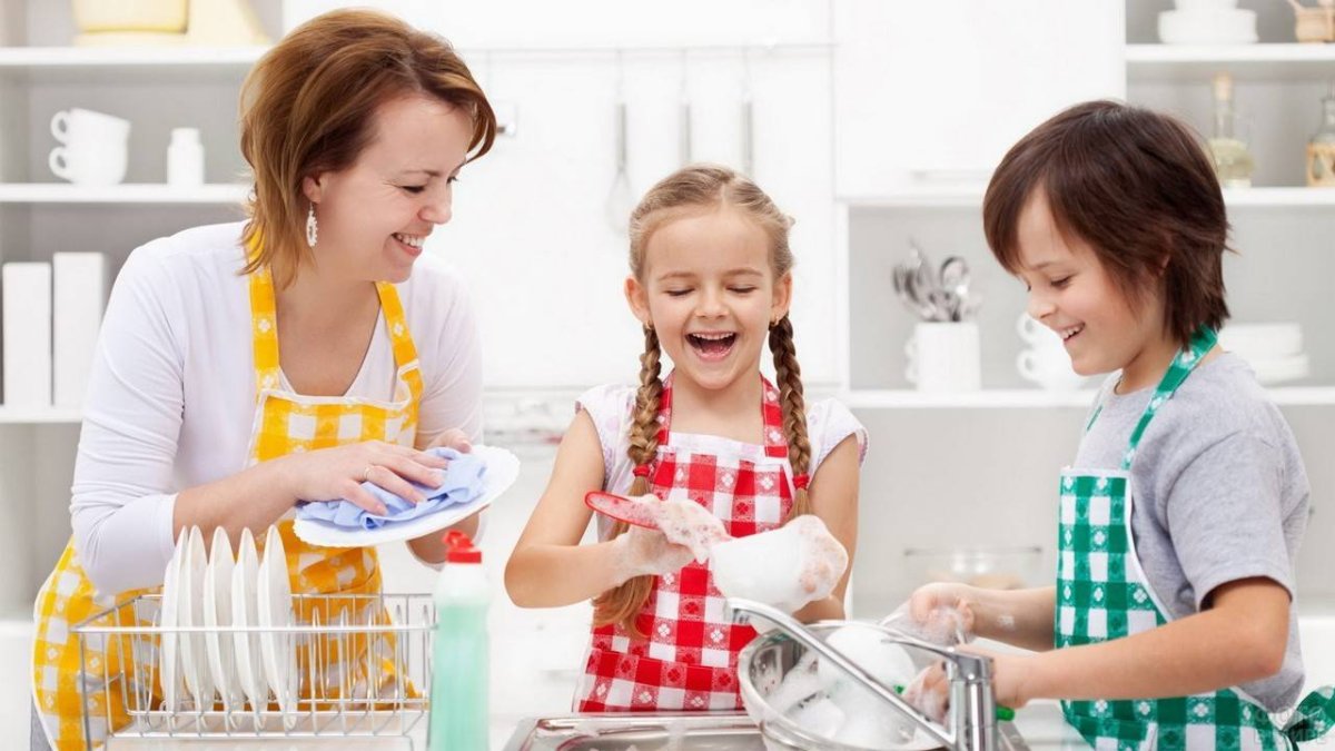 Дети помогают родителям