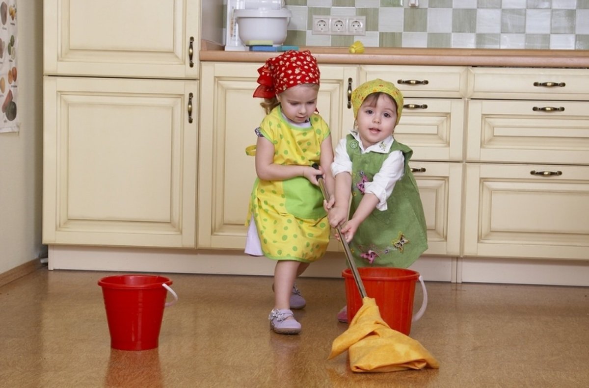 Ребенок пылесосит