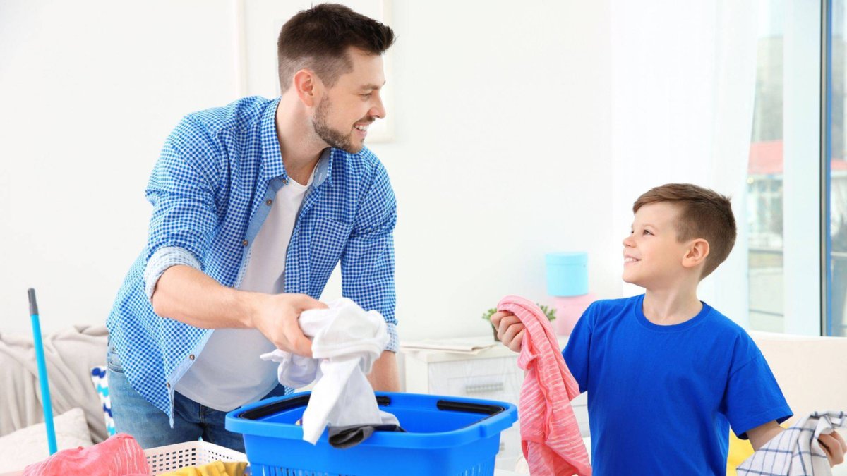 Девочка помогает маме