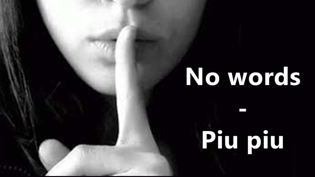 Палец во рту у девушки