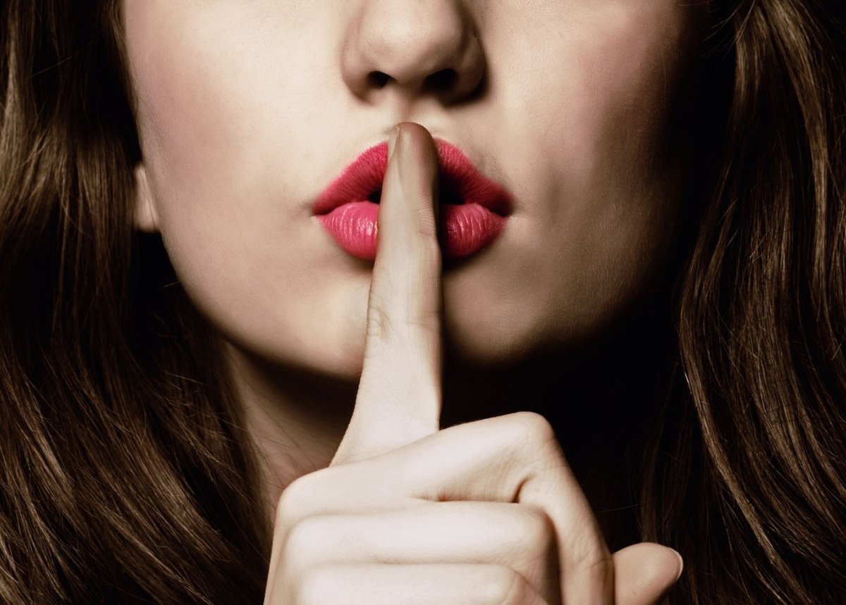 Девушка с пальцем у губ