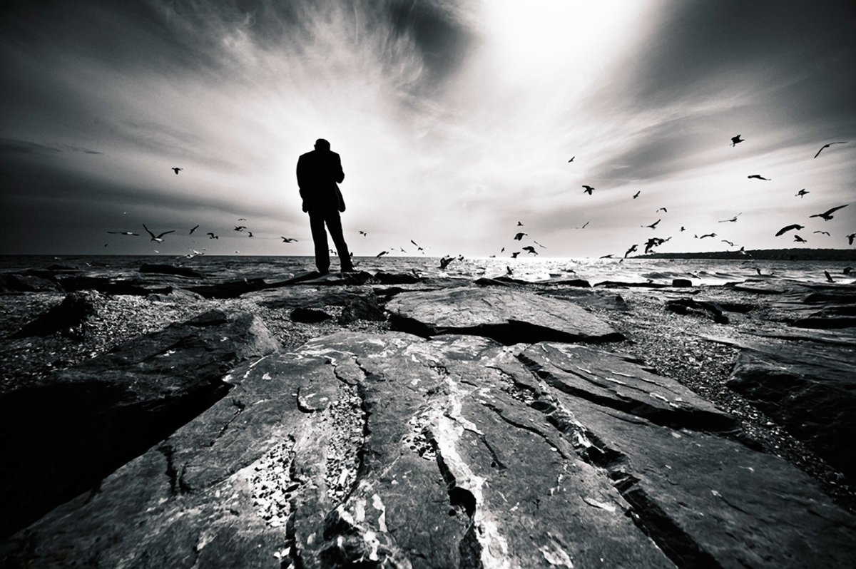 Девушка с цветком чб