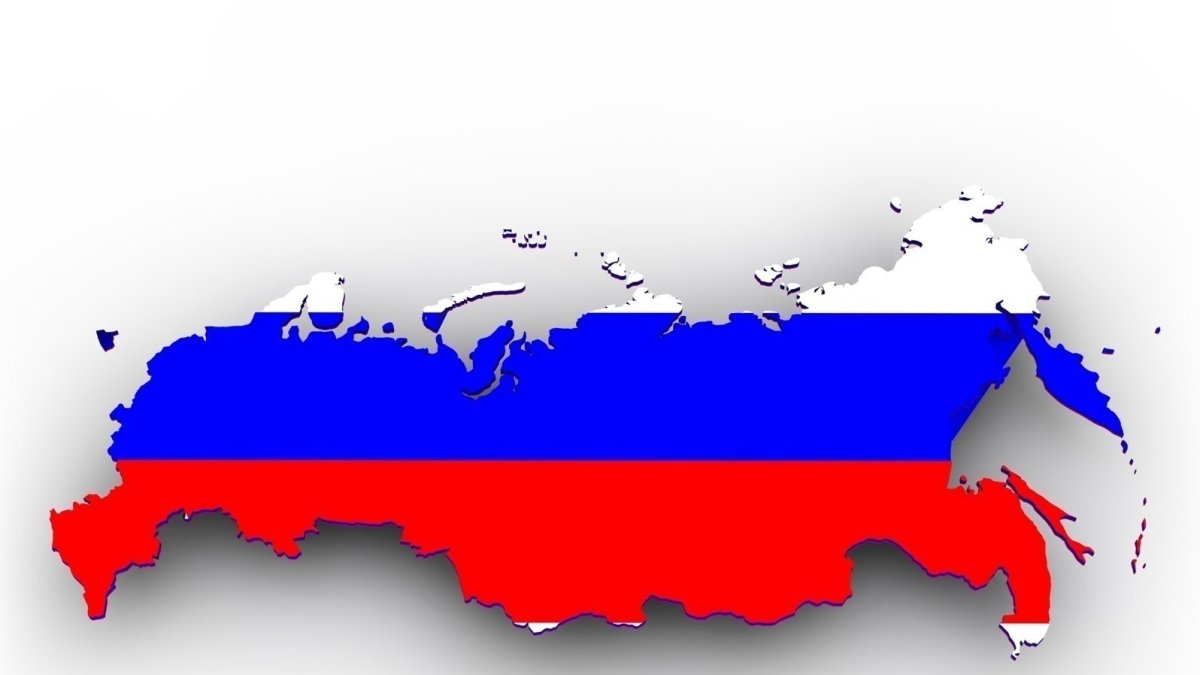 Карта России на фоне флага
