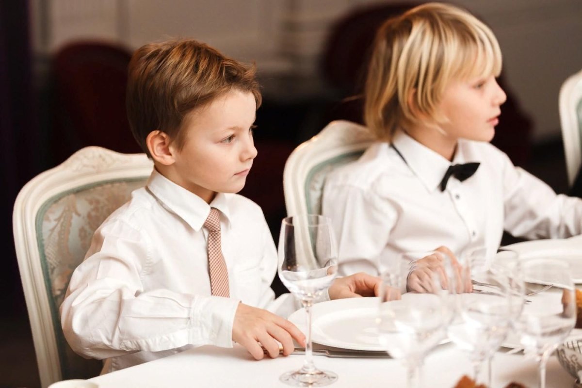 Дети за столом