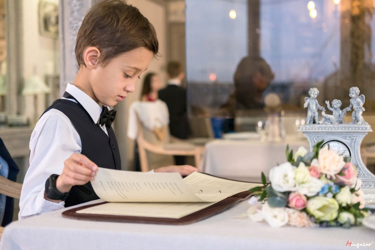 Вежливые мальчик и девочка