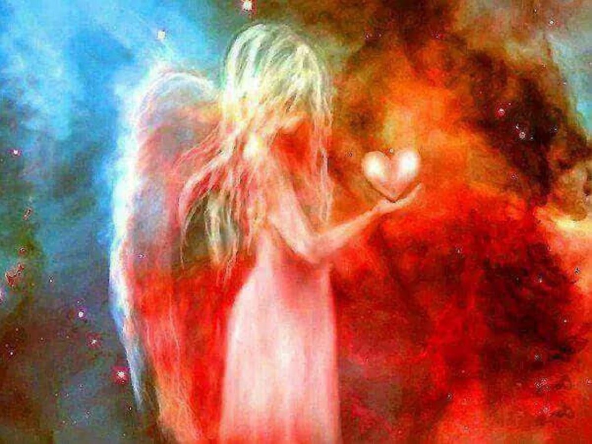 Ангел держит в руках сердце