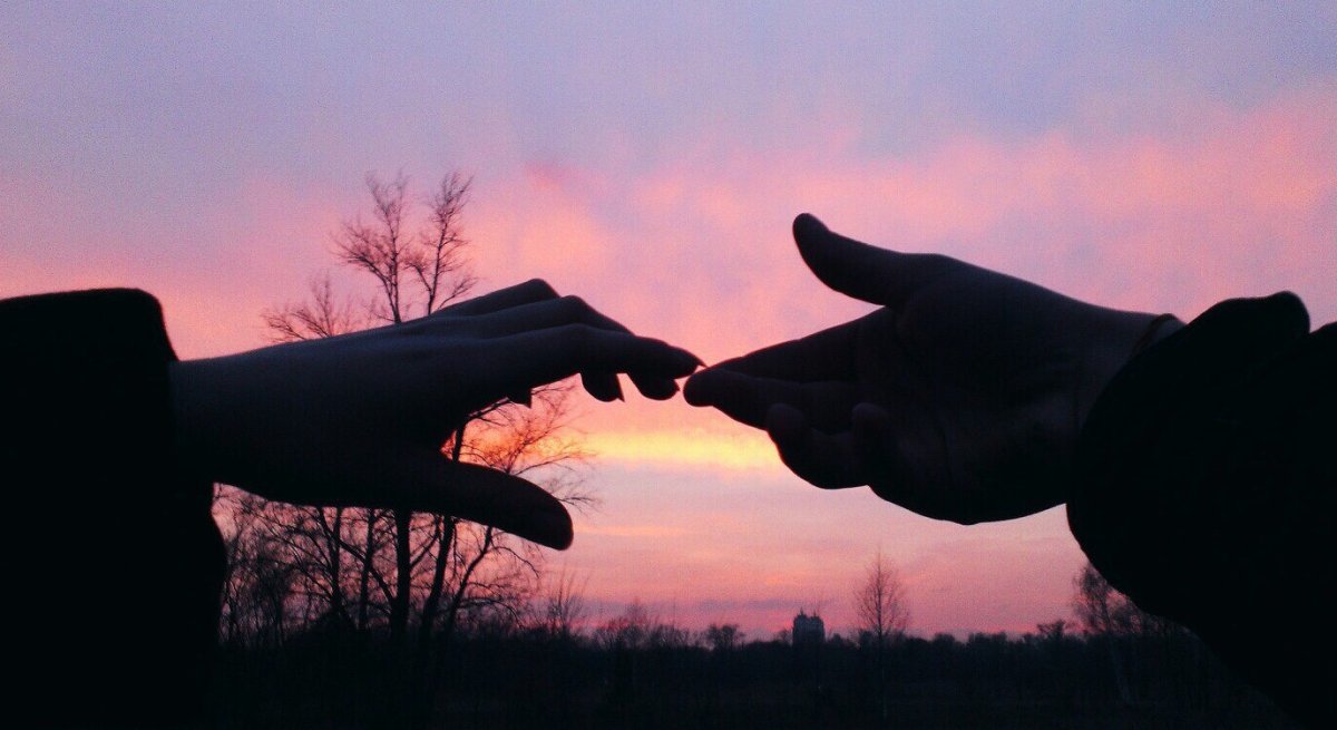 Рука в руке на закате