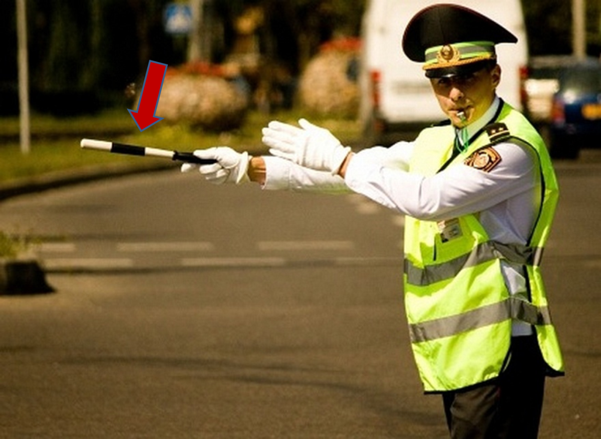 Регулировщик на перекрестке