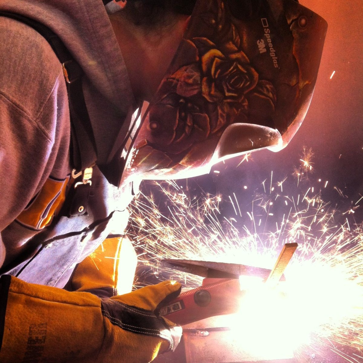 Красивый сварщик