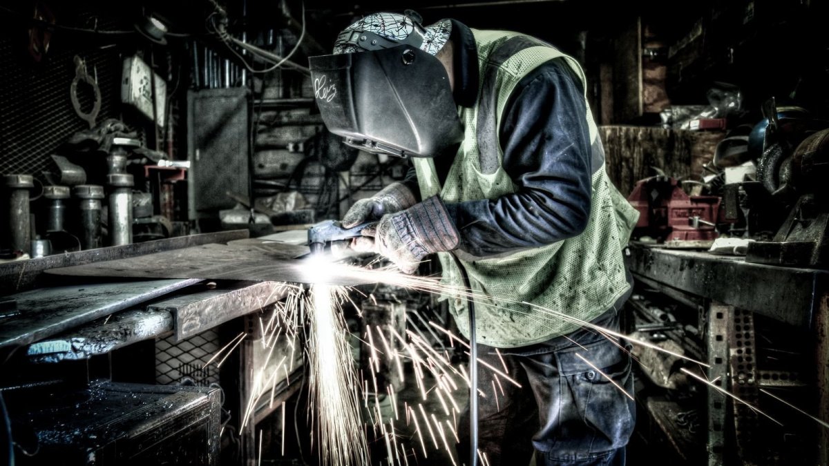 Сварщик за столом