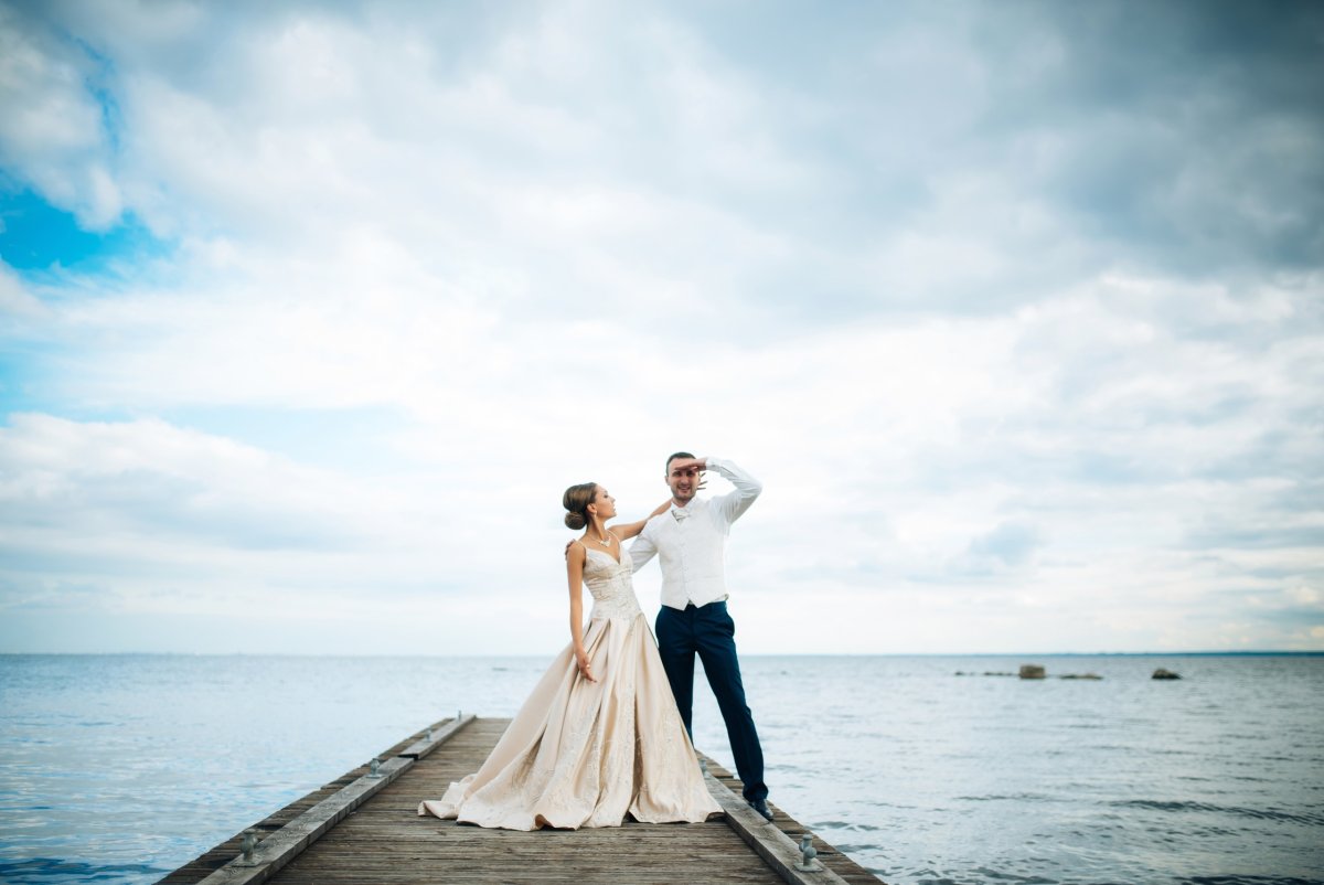 Молодожены со спины